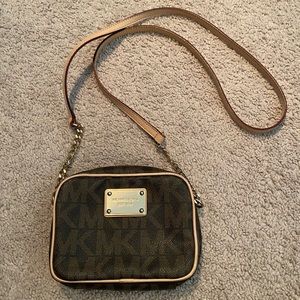 MICHAEL MICHAEL KORS JETSET BROWN/TAN LOGO CROSSBODY BAG
